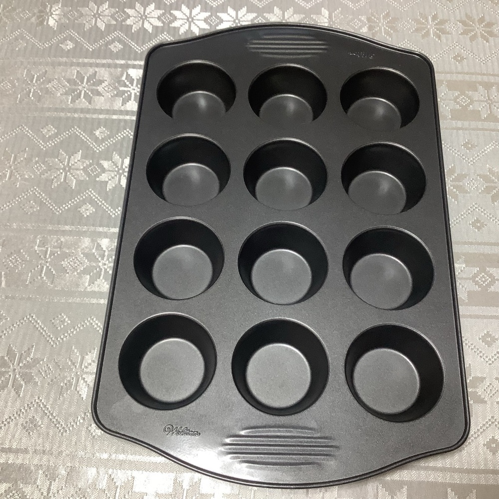 Wilton Premium Non-Stick 12-Cup Muffin Pan - Gray